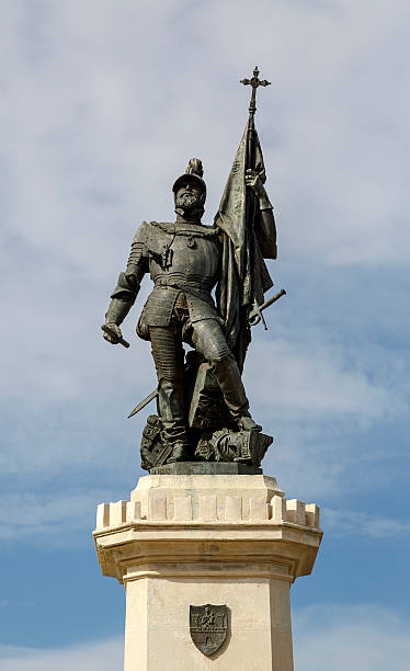 estátua de hernán cortes, méxico vencedor, medellín, espanha - marquis imagens e fotografias de stock