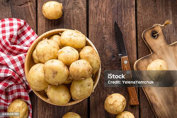 Kartoffel Stockfoto und mehr Bilder von Kartoffel - Wurzelgemüse - Kartoffel - Wurzelgemüse, Neue Kartoffel - Ungekocht, Schüssel