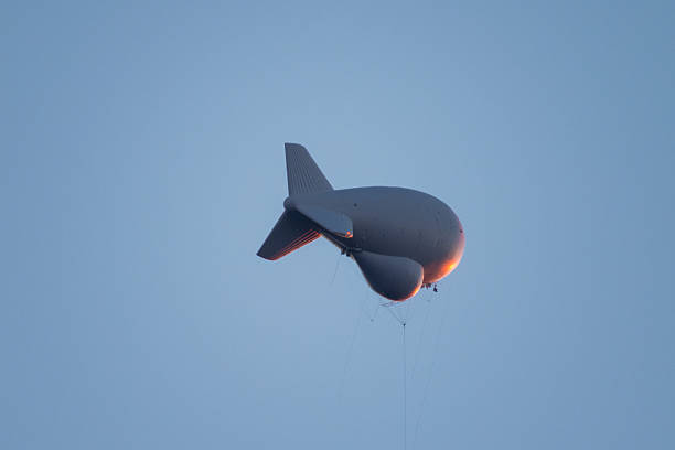 aerostat at sunset - spy balloon 個照片及圖片檔