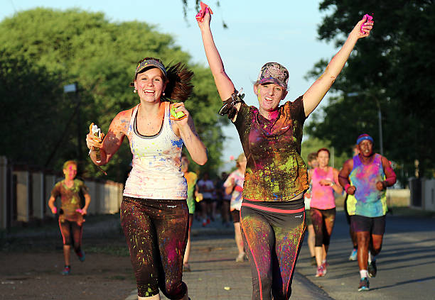 chearful corrida jovens cobertos com pigmento de tinta - chearful - fotografias e filmes do acervo