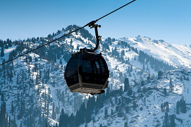 gondola sollevare (tram) - ski lift overhead cable car gondola mountain foto e immagini stock