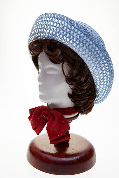 manequim em uma peruca com chapéu azul - wig hat mannequin isolated - fotografias e filmes do acervo