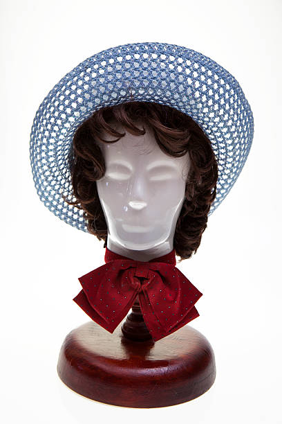 manequim em uma peruca com chapéu azul - wig hat mannequin isolated - fotografias e filmes do acervo