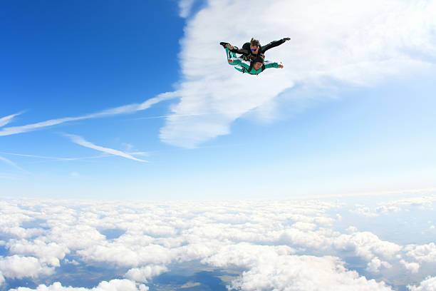 tandem de skydiving - airplane sky extreme sports men imagens e fotografias de stock