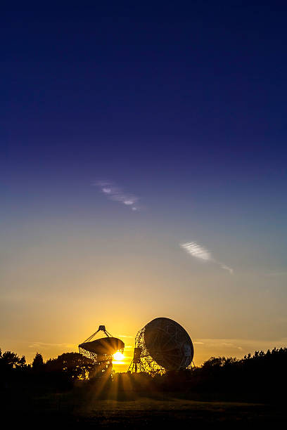 jodrell bank - jodrell bank radio telescope dish cheshire astronomy telescope observatory fotografías e imágenes de stock