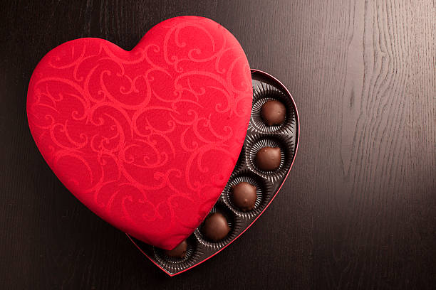 boîte pour la saint-valentin avec coeur en sucre - valentines day candy chocolate candy heart shape photos et images de collection