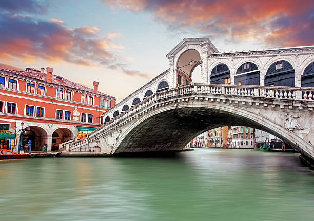 rialto-brücke, venedig - venice italy italy rialto bridge italian culture stock-fotos und bilder