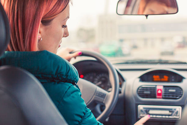 modificar motorista jovem de estações de rádio - vehicle interior audio - fotografias e filmes do acervo