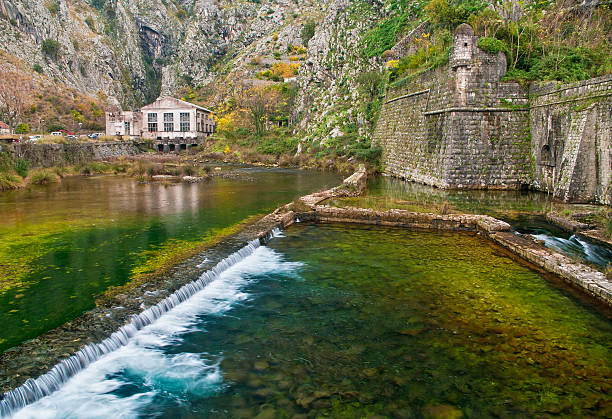 alte stadtmauer und den see in bergen - wall surrounding wall obsolete old stock-fotos und bilder