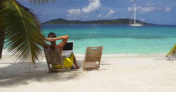 ビジネスの女性のラ��ップトップに取り組んで、カリブ海のビーチ - on beach laptop working ストックフォトと画像