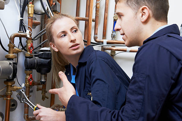 여성 실습생 연관공 작업 중환 승온 보일러 - plumber water heater radiator occupation 뉴스 사진 이미지