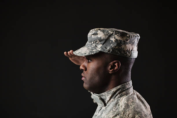 병정 at 주의를 - armed forces military saluting men 뉴스 사진 이미지