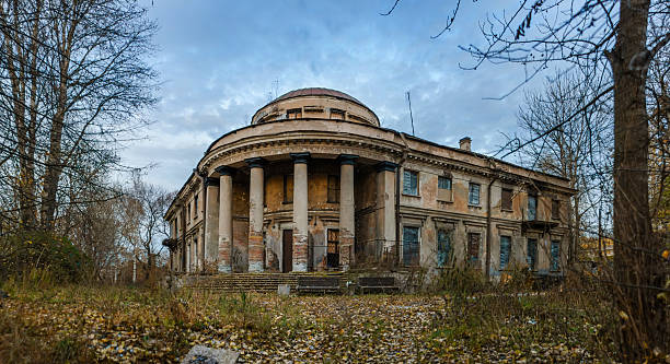 istock Old abandoned palace in Russia 533519141