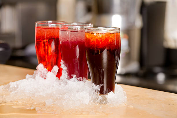 アラビアのジュース jallab の聖なる月ラマダンの期間にお出しいたします。 - crushed ice colors grape fruit ストックフォトと画像