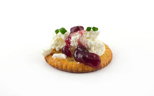 печенье и крем-сыр и виноград резиновые шнитт-лук - appetizer gourmet cream cheese canape стоковые фото и изображения