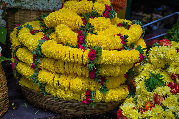 flor cordas mantido para venda - india bangalore flower business imagens e fotografias de stock