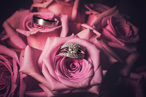 結婚リング - ring wedding gold single object ストックフォトと画像