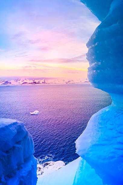 blu grotta di ghiaccio - uncultivated snow ice antarctica foto e immagini stock