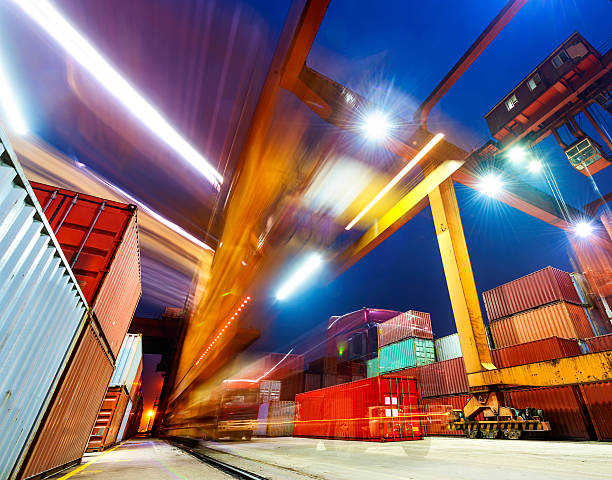porto industriale con contenitori - blue bulk business cargo container foto e immagini stock