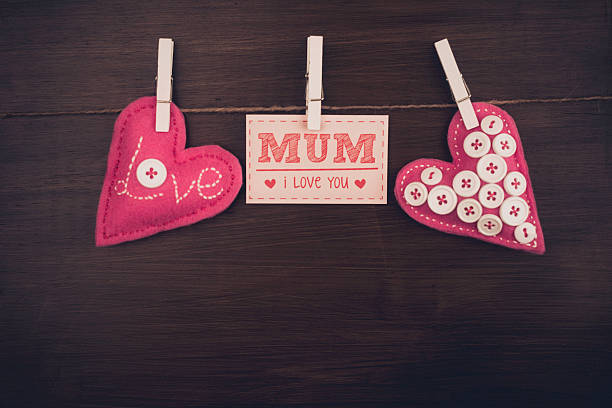 rustikale mütter tag nachricht mit handgefertigten herzen - heart shape textile button hanging stock-fotos und bilder
