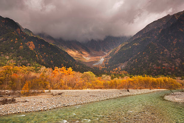 azusa 강 및 추절 순간을 가미코치, 일본 - kamikochi national park 뉴스 사진 이미지