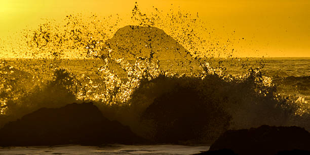 atardecer de salpicaduras - humboldt county california coastline island fotografías e imágenes de stock