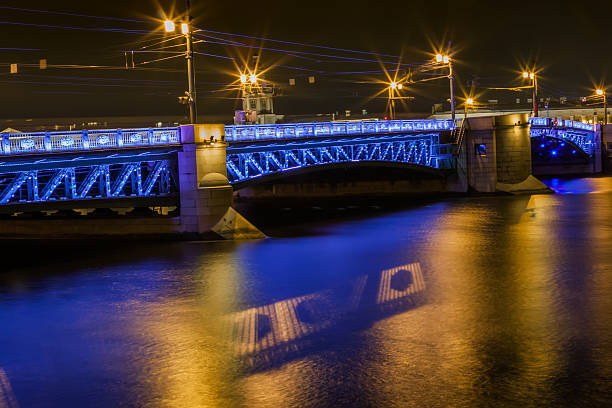 Vista noturna da ponte com iluminação - foto de acervo