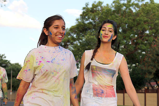 chearful duas meninas correndo jovem indiano, cobertos com pó de dor - chearful - fotografias e filmes do acervo