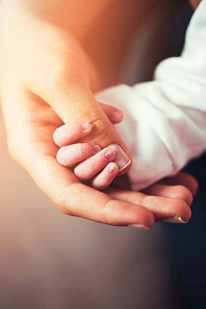 手の伝統と若い - holding hands human hand child mother ストックフォトと画像