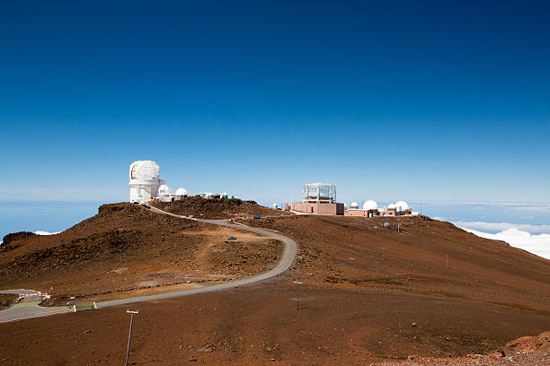 straße zum observatorium in haleakala - haleakala national park maui nature volcano stock-fotos und bilder