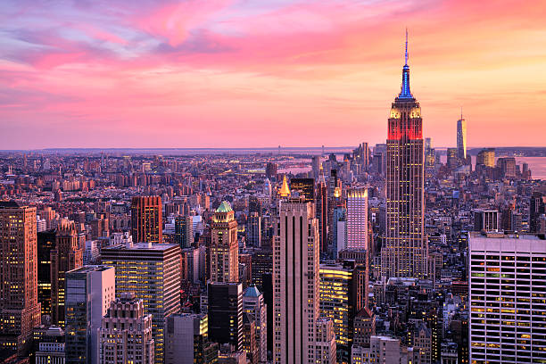 città di new york midtown con empire state building, al tramonto - manhattan new york city night skyline foto e immagini stock