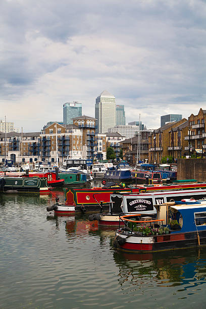 yachts et de bateaux, limehouse basin, london - british coin british currency home finances ideas photos et images de collection