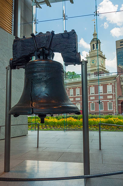 campana de la libertad y el independence hall in philadelphia - metal tin cloud vertical fotografías e imágenes de stock