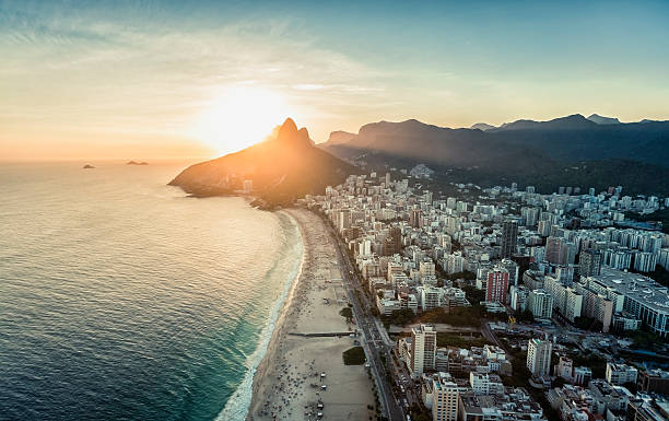 вид с воздуха на закат за горами в рио - rio de janeiro copacabana beach ipanema beach brazil стоковые фото и изображения