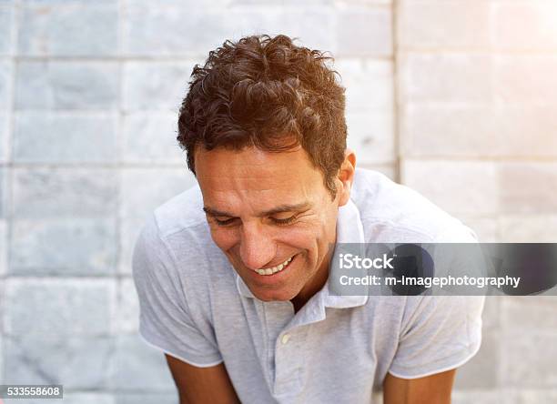 Schöne Ältere Männer Lachen Stockfoto und mehr Bilder von Blick nach unten - Blick nach unten, Braunes Haar, Cool und Lässig