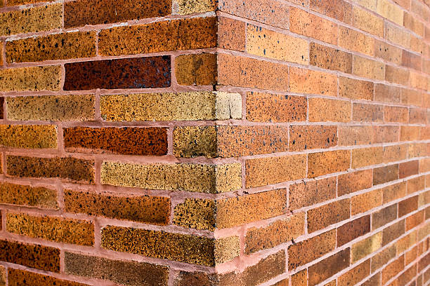 corner of pink and brown brick wall - corner stone wall brick imagens e fotografias de stock