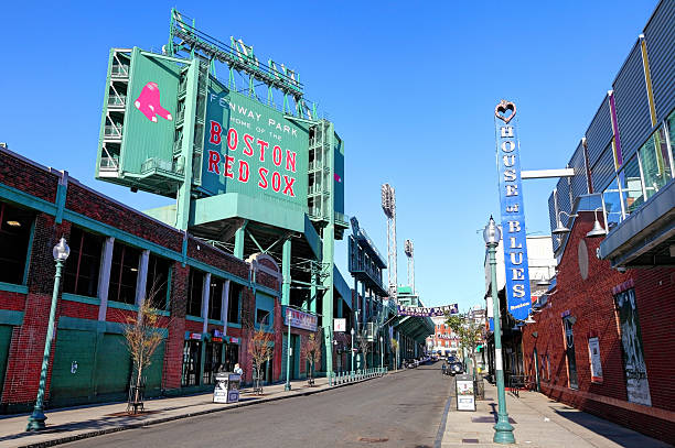 стадион «фенуэй парк» и дом блюз вдоль лэндсдаун-стрит - boston red sox стоковые фото и изображения