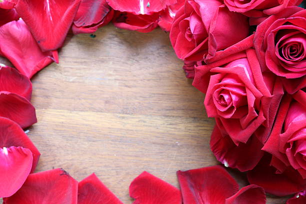 istock Red roses on a wooden floor. 533565410