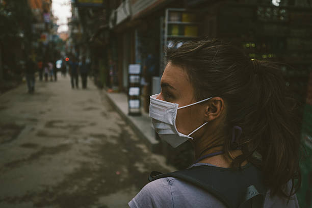女の子 ウォーキングマスクを街の street - bagmati ストックフォトと画像