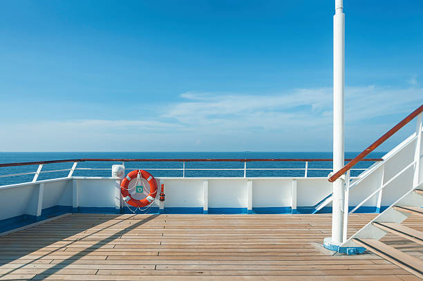 Barco terraza, boya y mar azul - foto de stock