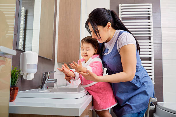 mãe e filha lavar as mãos na casa de banho. - tap airplane imagens e fotografias de stock