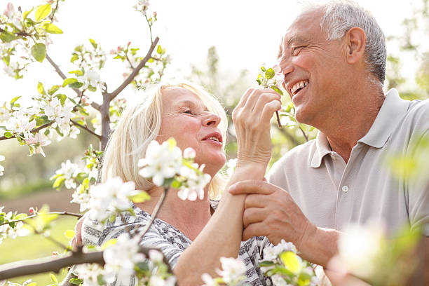 casal idoso desfrutar de um momento no seu jardim - gardening senior adult action couple imagens e fotografias de stock