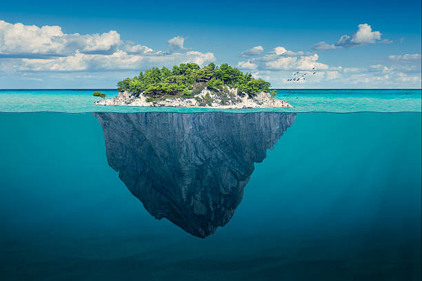 idílica isla verde solitario, con árboles en el mar - isla fotografías e imágenes de stock