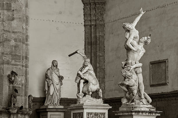 skulptur den raub der sabinerinnen, herkules - giovanni boccaccio stock-fotos und bilder