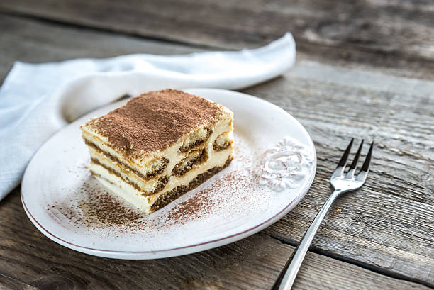 ティラミスお皿の上には、木製の背景 - tiramisu dessert italian culture mascarpone cheese ストックフォトと画像