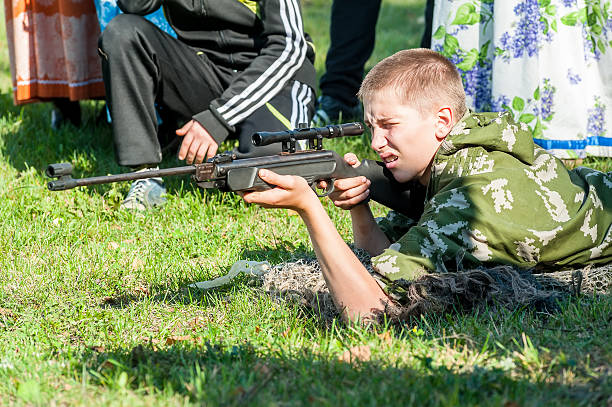 молодой человек взял цель с пневматическая пушка - rifle sport air target shooting стоковые фото и изображения