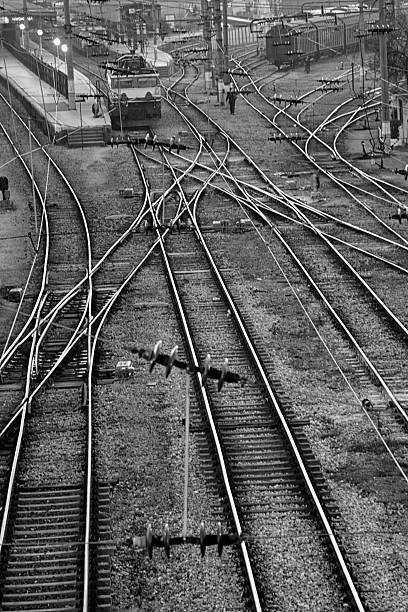 haydarpasa estação de trem - railroad track uncertainty freight transportation choice - fotografias e filmes do acervo