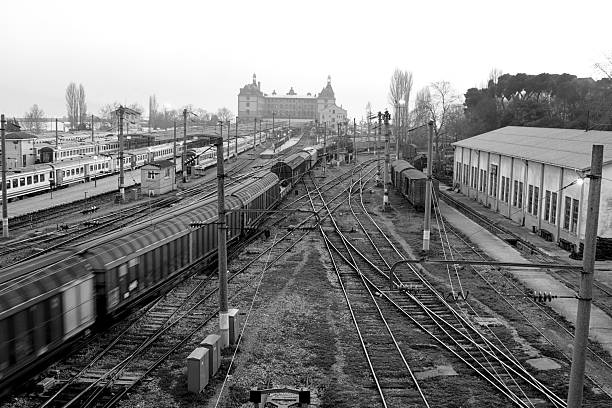 haydarpasa estação de trem - railroad track uncertainty freight transportation choice - fotografias e filmes do acervo