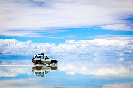 SUV conducción en Salar de Uyuni, Bolivia photo