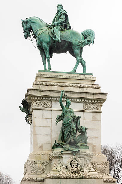 ブロンズ像の馬ガリバルディにミラノでのレイン - risorgimento ストックフォトと画像